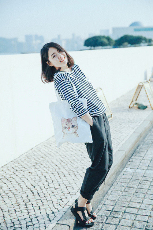 球迷热情高涨，现场气氛火爆，球迷们大饱眼福