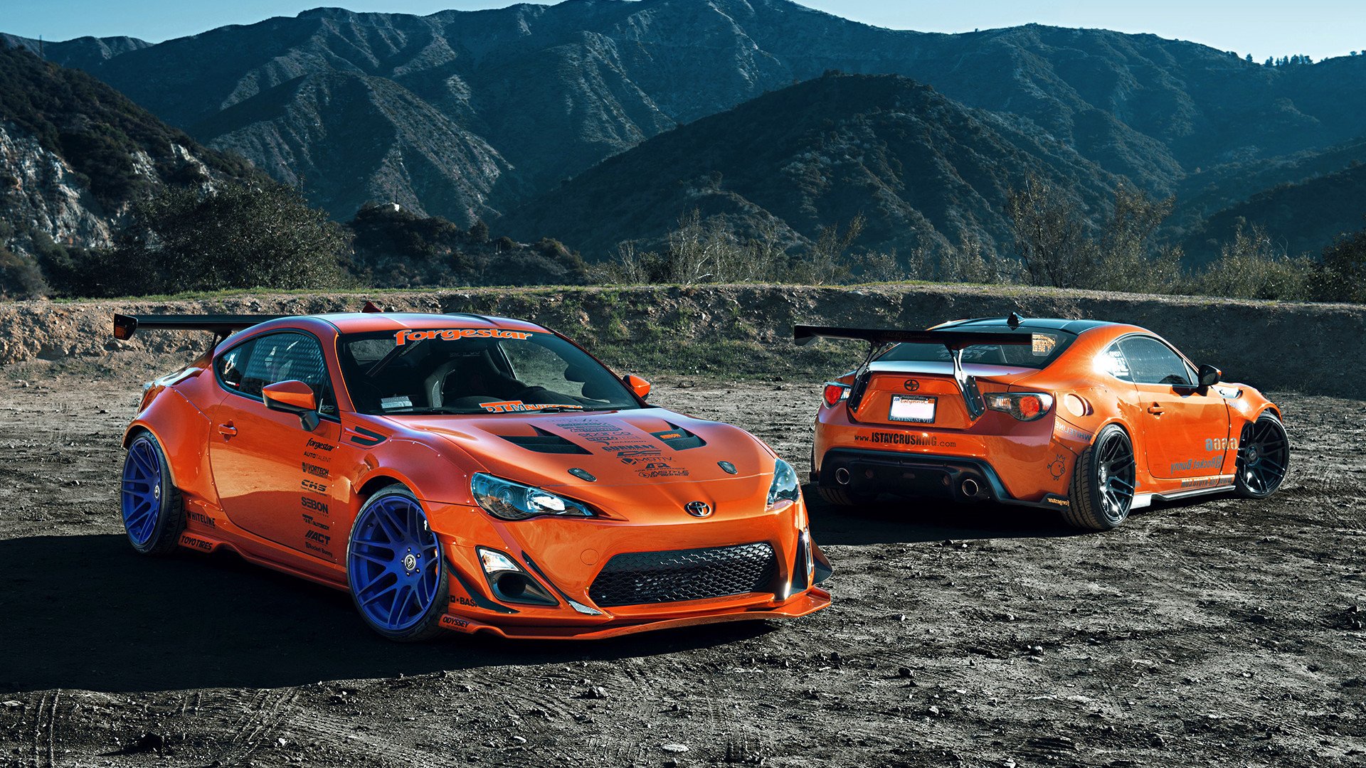 詹姆斯赛后与对手深情拥抱致敬,詹姆斯跟队友赛前做的动作